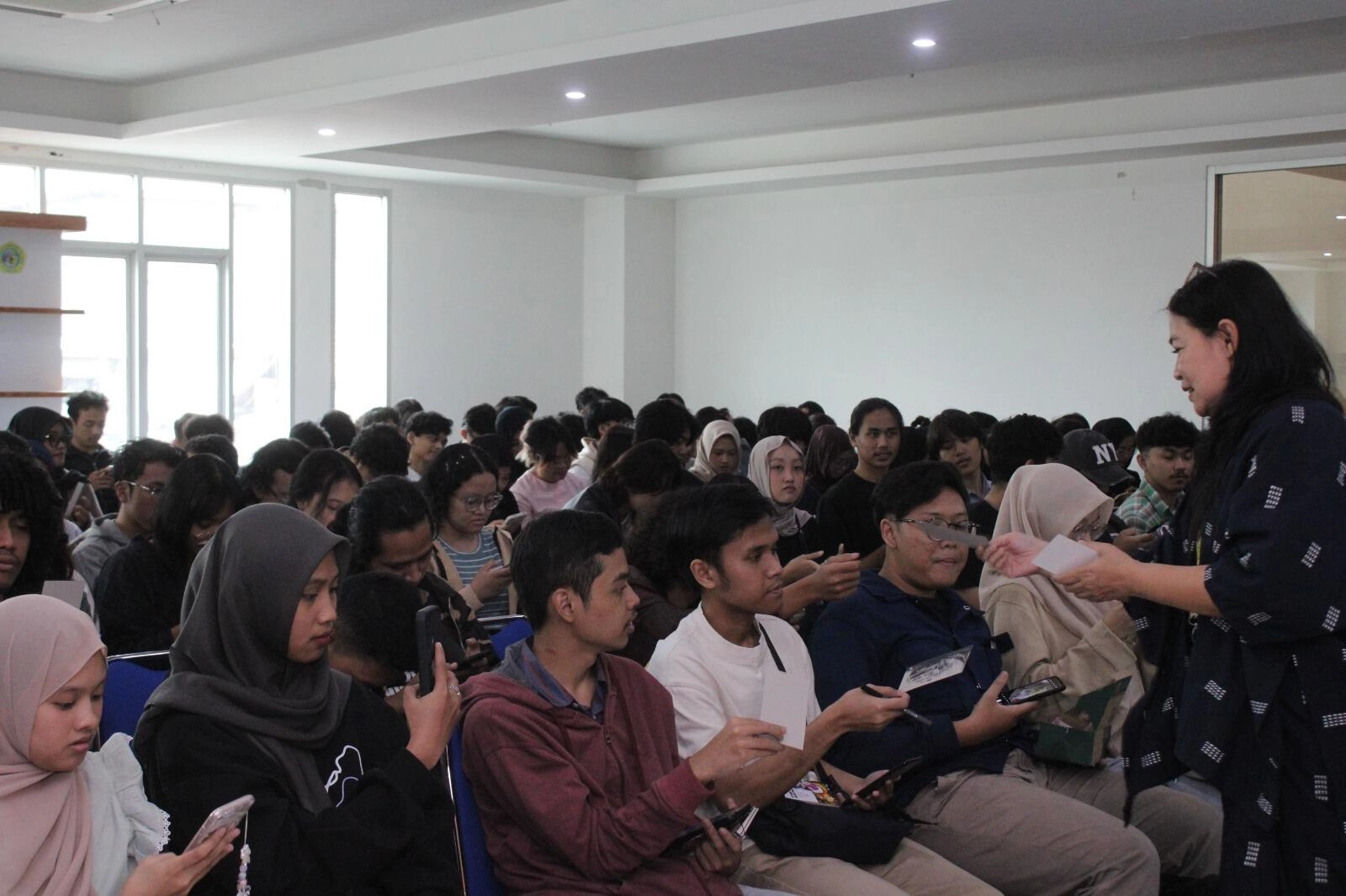 Tingkatkan Pemahaman Mahasiswa Tentang Pentingnya Kertas Dalam Dunia Desain, Fakultas Desain Unikom...