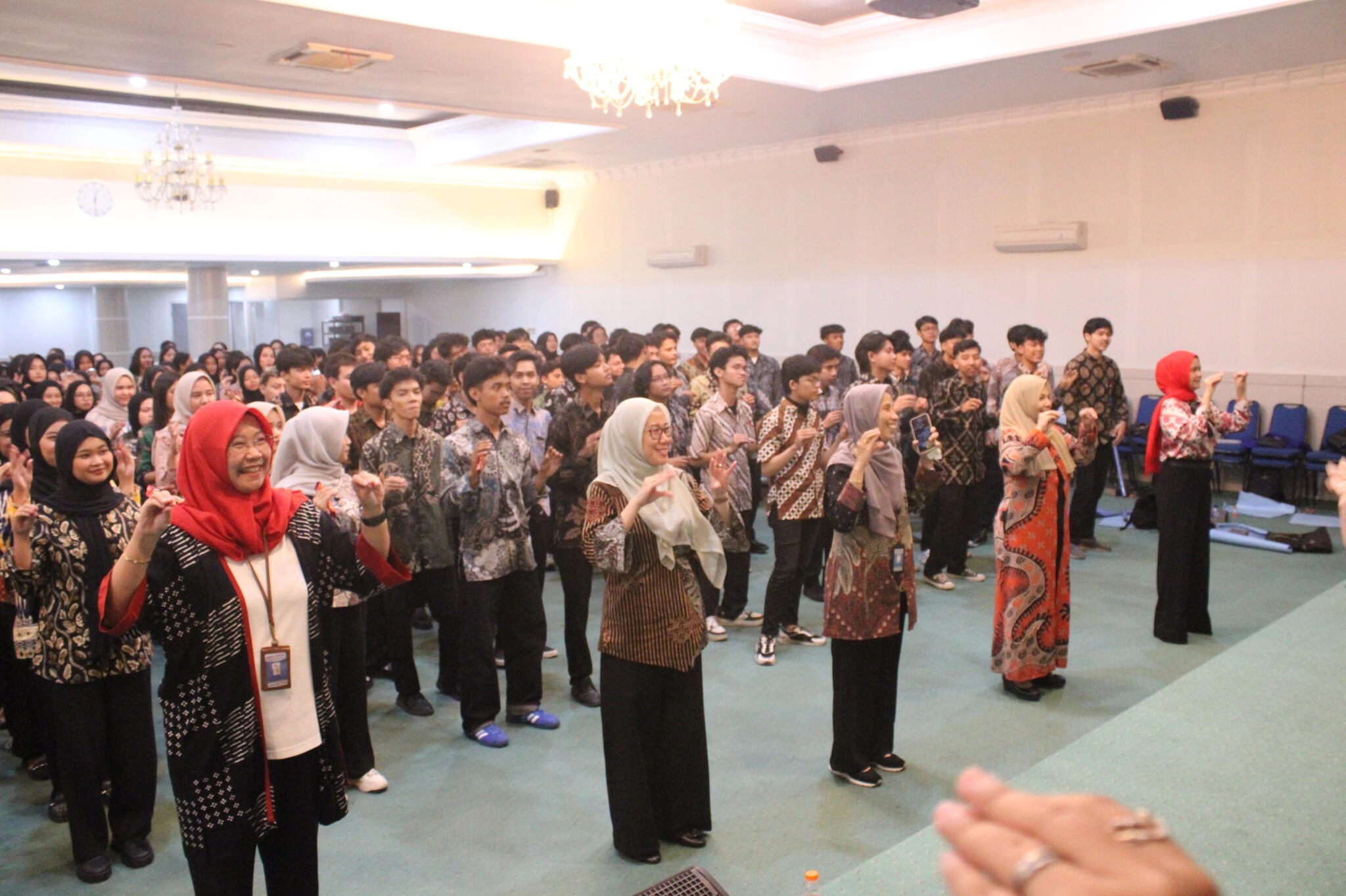 Fakultas Ekonomi Dan Bisnis Unikom Gelar Kegiatan Character Building Warm-Up Session, Dari Hati, Unt...