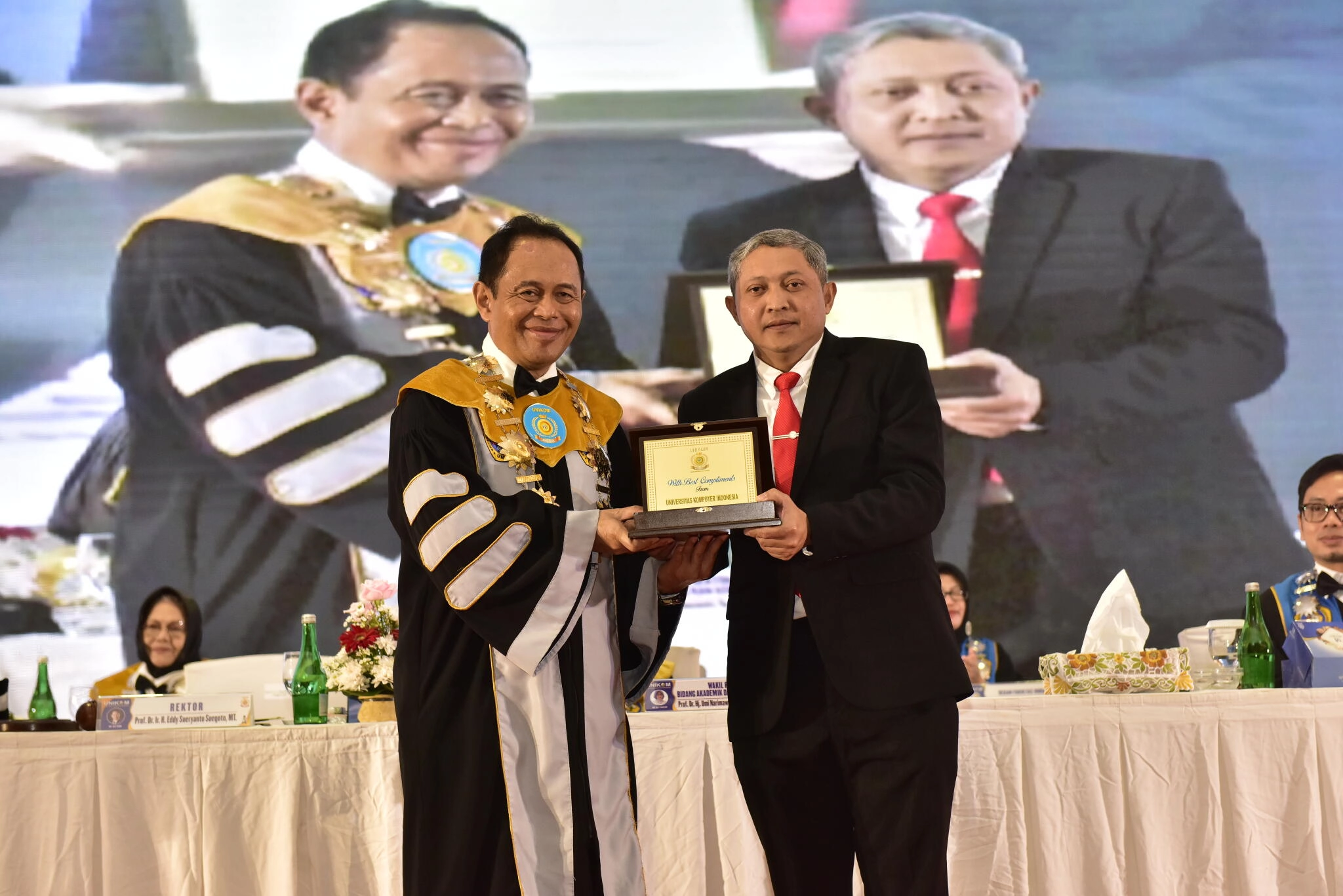 Kepala Lldikti Wilayah IV Dalam Sambutannya Pada Acara Wisuda Unikom Mengatakan: Wisudawan/Ti Unikom...