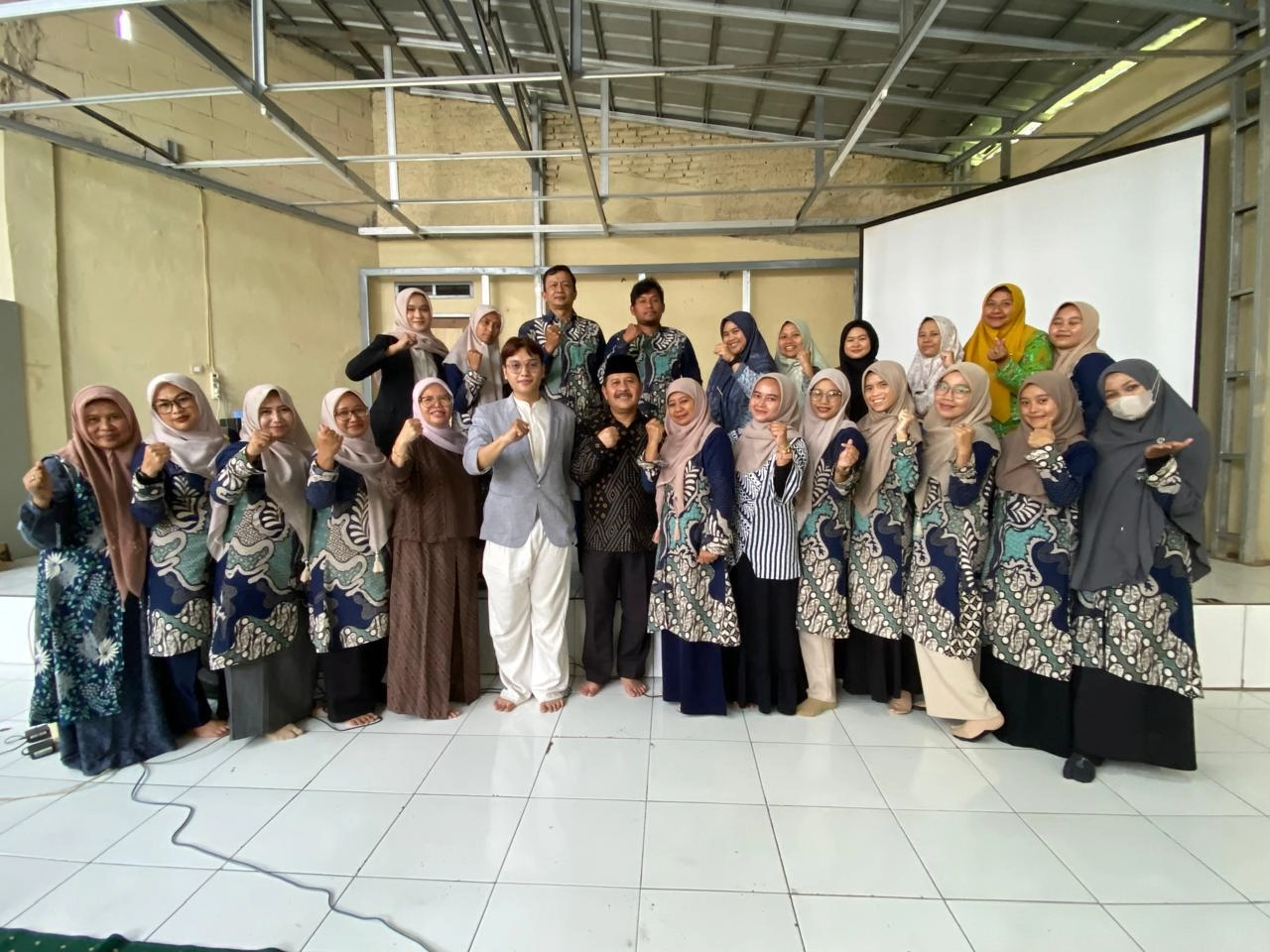 Dosen Dan Mahasiswa Unikom Lakukan Pemberdayaan Sdm Guru Madrasah Tsanawiyah Melalui Pemanfaatan Tek...