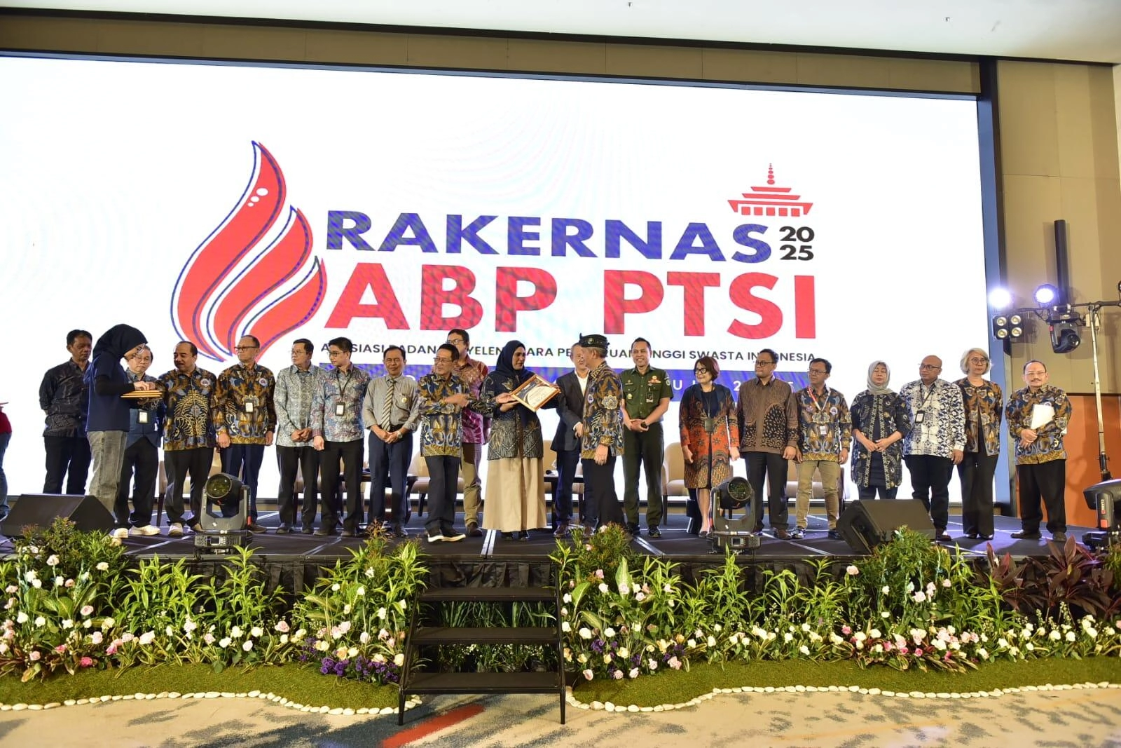 Ketua APTISI Jabar sekaligus Rektor UNIKOM Menjadi Narasumber Rakernas ABPPTSI 2025, Soroti Transfor...