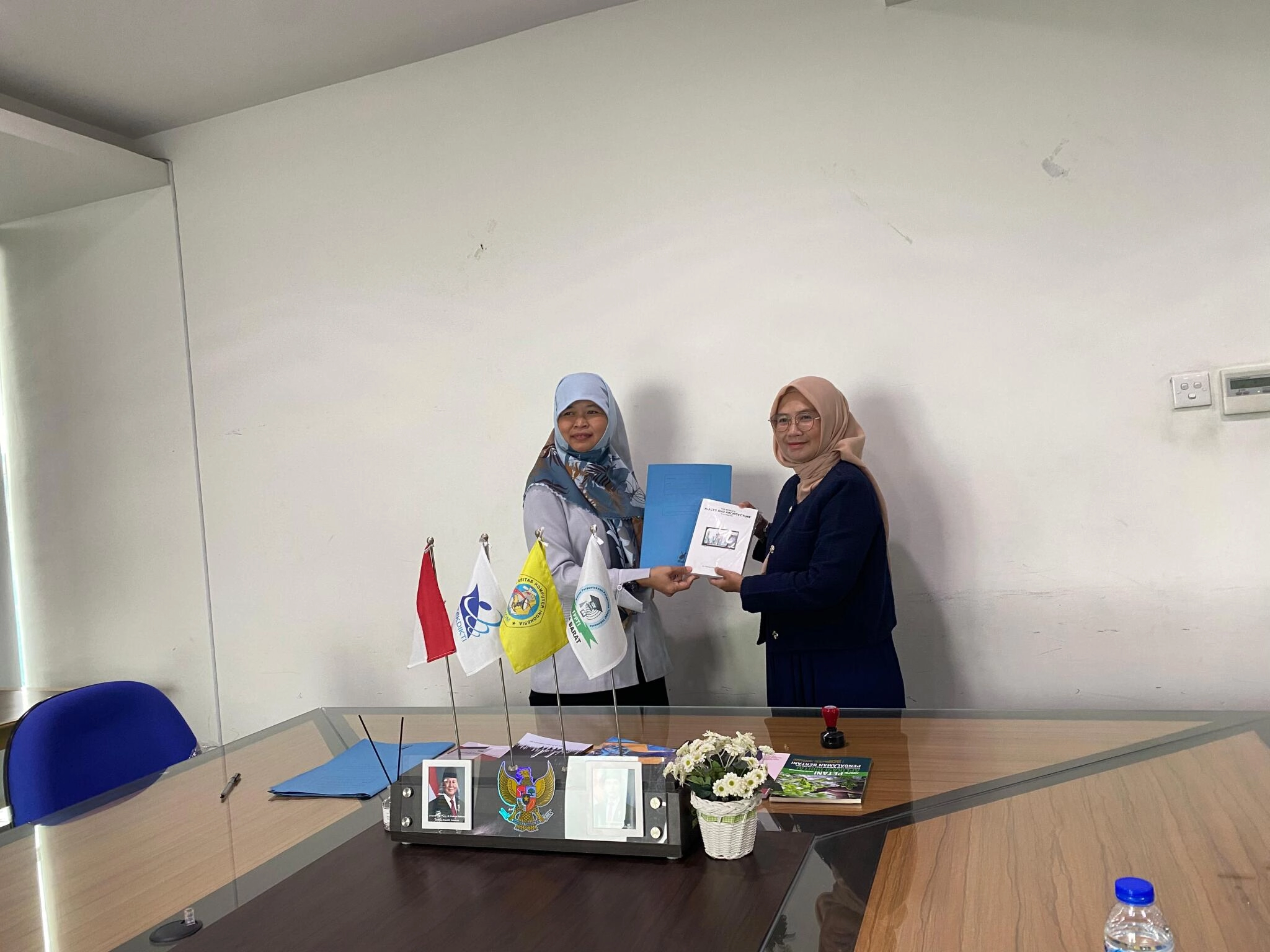 UNIKOM PRESS Serahkan 9 Buku Karya Dosen Ke Perpustakaan Unikom Sebagai Upaya Pelestarian dan Pengua...