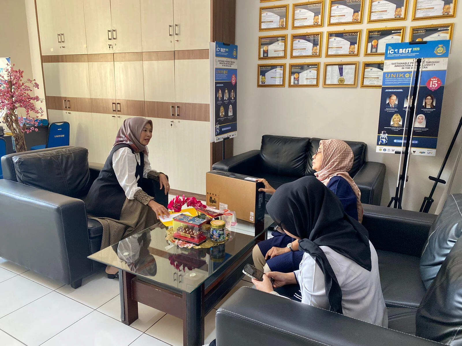 Dorong Quality Education dan Inovasi Direktorat Jurnal dan Publikasi Ilmiah Unikom Serahkan Laptop K...
