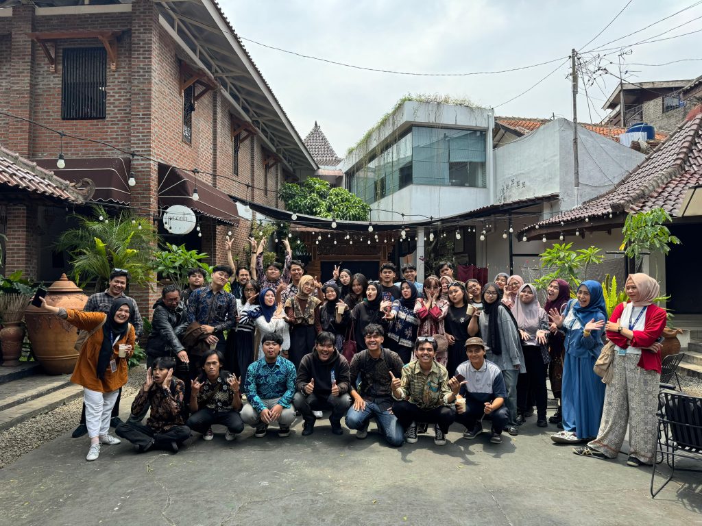 Untuk mendukung perkuliahan mata kuliah Kriya Usaha Desain Prodi Desain Interior mengunjungi Workshop Batik Komar di Cigadung, Bandung. Dengan adanya studi lapangan mahasiswa dapat melihat langsung proses pembuatan maupun materi-materi yang diperlukan berkaitan dengan produksi batik.