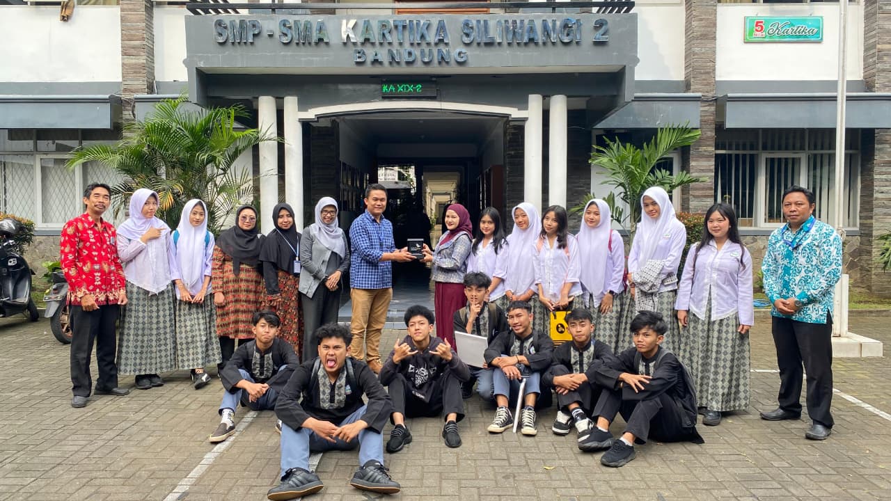 Empowering Young Linguists: UNIKOM’s English Literature Program Holds English Proficiency Test (EPT) for SMA Kartika XIX-2 English Club